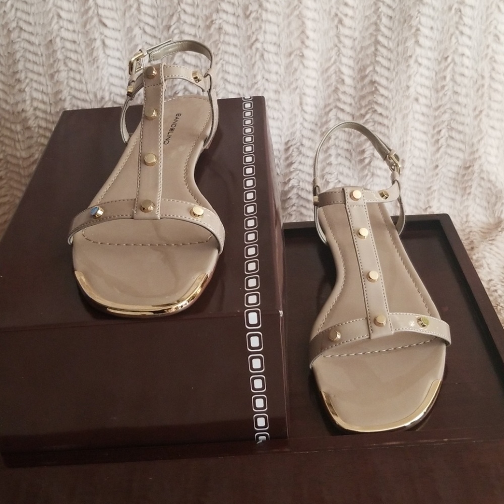 BANDOLINO FLAT SANDAL WITH GOLD ACCENTS.